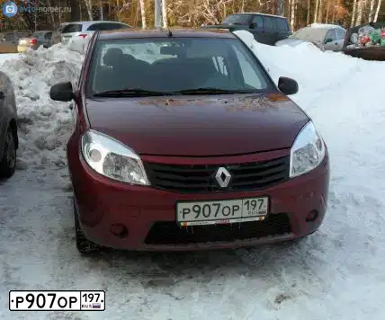 Фото автомобиля RENAULT SANDERO, 2011 — госномер Е581УА35. Цвет: КРАСНЫЙ