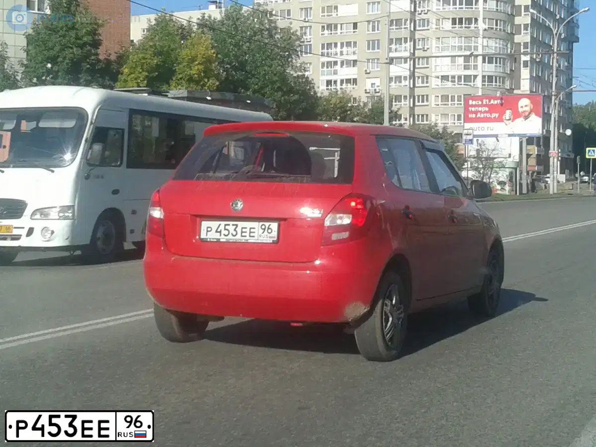 Фото автомобиля SKODA FABIA, 2010 — госномер Р453ЕЕ96. Цвет: КРАСНЫЙ