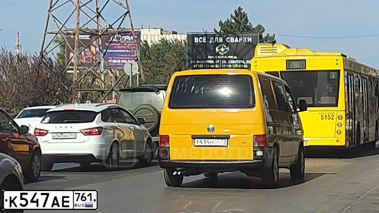 Фото автомобиля KIA RIO, 2019 — госномер К547АЕ761. Цвет: СЕРЫЙ