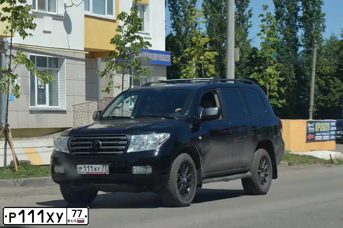 Фото автомобиля LADA 2104, 1998 — госномер Р111ХУ77. Цвет: БЕЛЫЙ