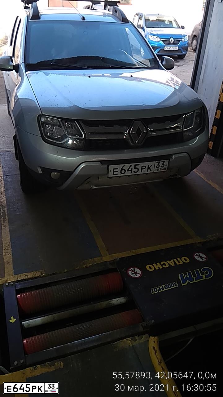 Фото автомобиля RENAULT DUSTER, 2016 — госномер Е645РК33. Цвет: СВЕТЛО-СЕРЫЙ