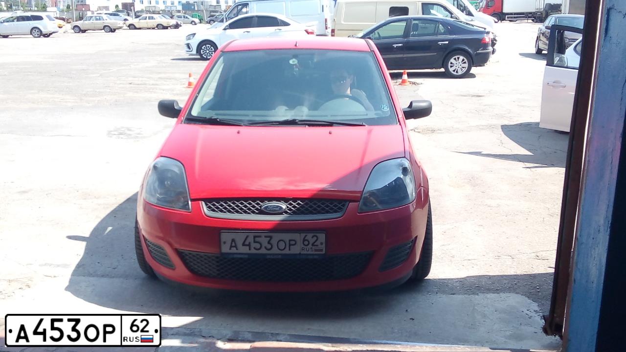Фото автомобиля FORD FIESTA / ASPIRE, 2006 — госномер Р187ВХ199. Цвет: Красный