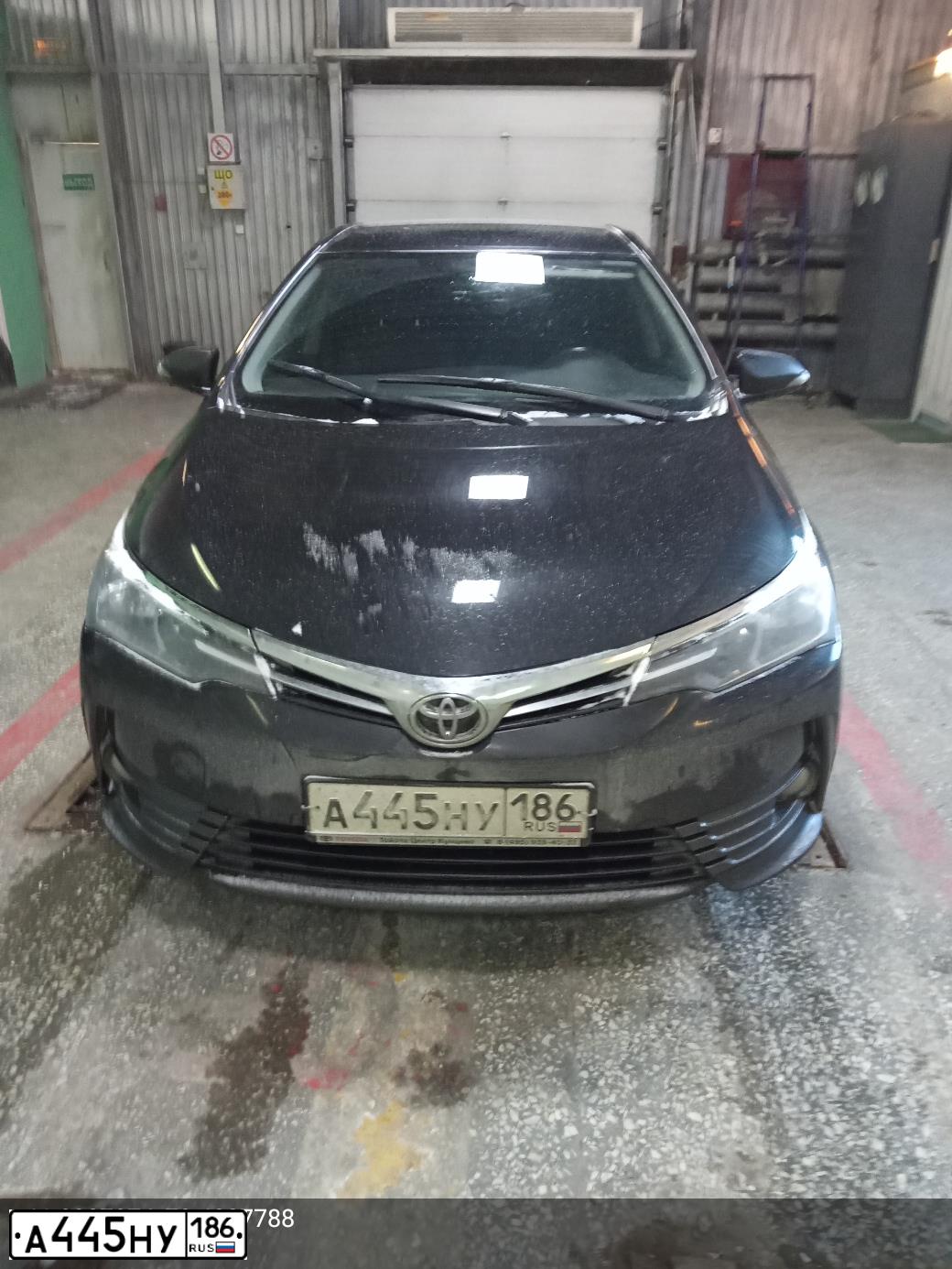 Фото автомобиля TOYOTA COROLLA, 2017 — госномер А445НУ186. Цвет: ЧЕРНЫЙ