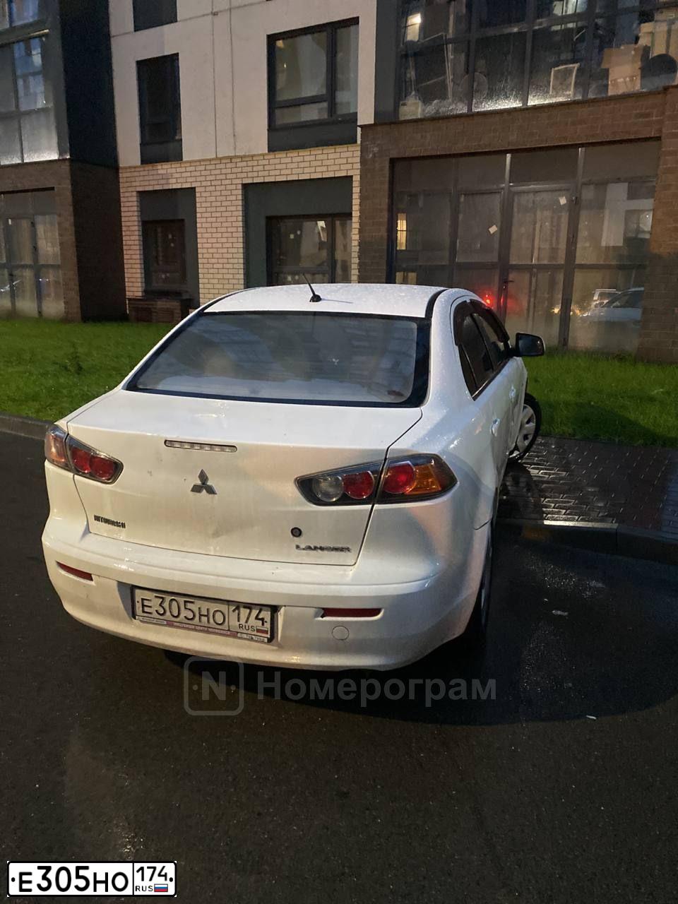 Фото автомобиля MITSUBISHI LANCER, 2011 — госномер Е305НО174. Цвет: БЕЛЫЙ