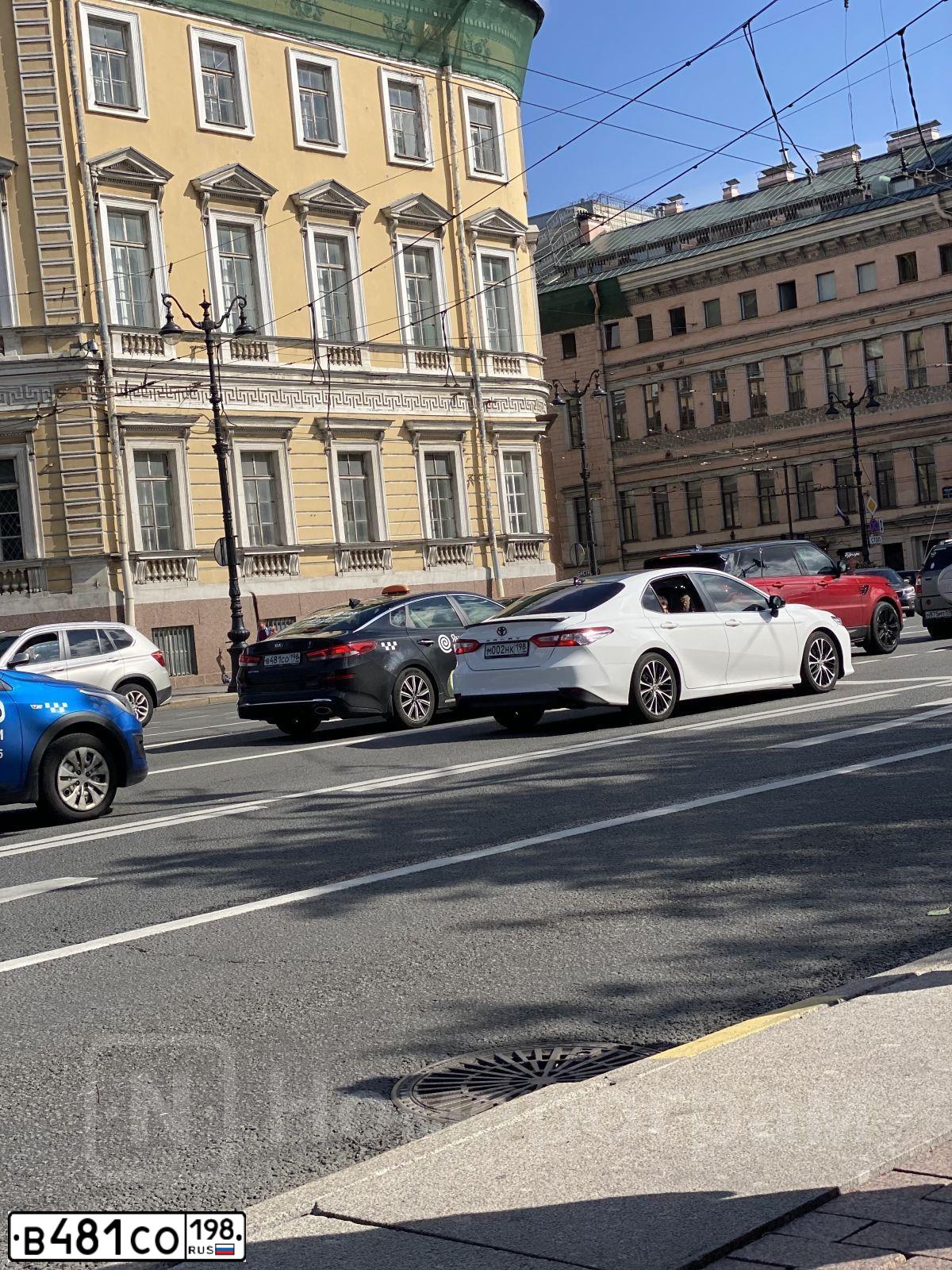 Фото автомобиля KIA MAGENTIS / OPTIMA, 2019 — госномер В481СО198. Цвет: БЕЛЫЙ С ЖЕЛТОЙ ПОЛОСОЙ