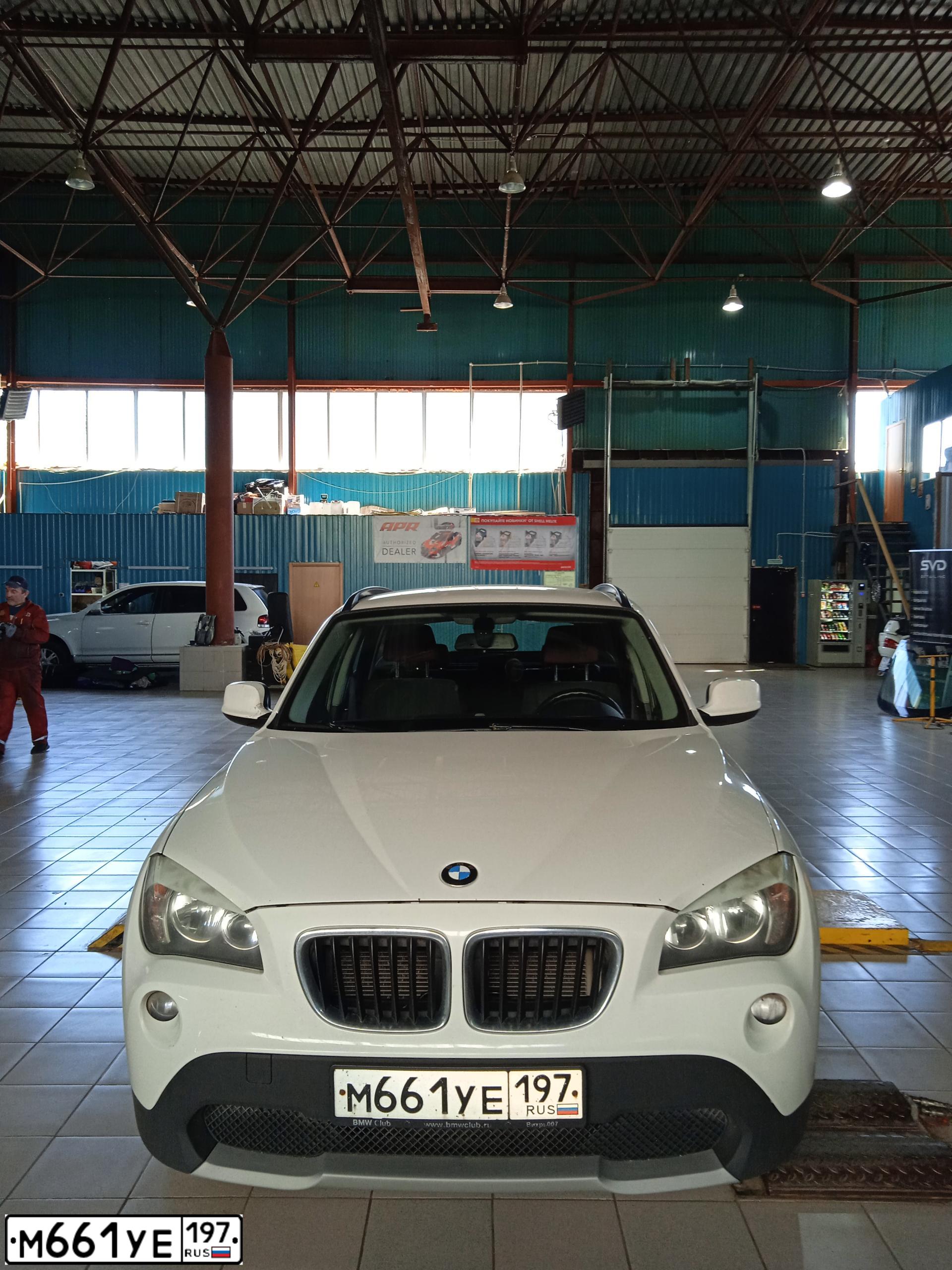Фото автомобиля BMW X1, 2012 — госномер М661УЕ197. Цвет: БЕЛЫЙ