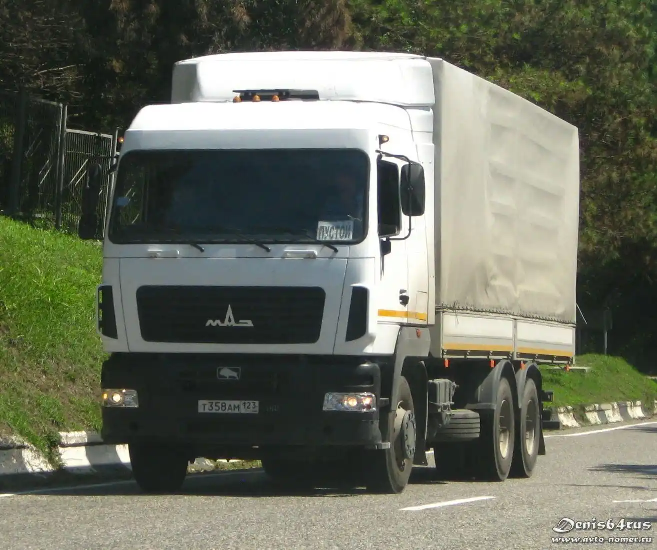 Фото автомобиля MAZ MAN MAZ-MAN 6312 /6X4/, 2011 — госномер О818ХА161. Цвет: Белый