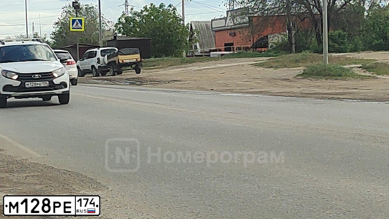 Фото автомобиля CHEVROLET NIVA, 2012 — госномер М128РЕ174. Цвет: Светло-Серебристый металлик