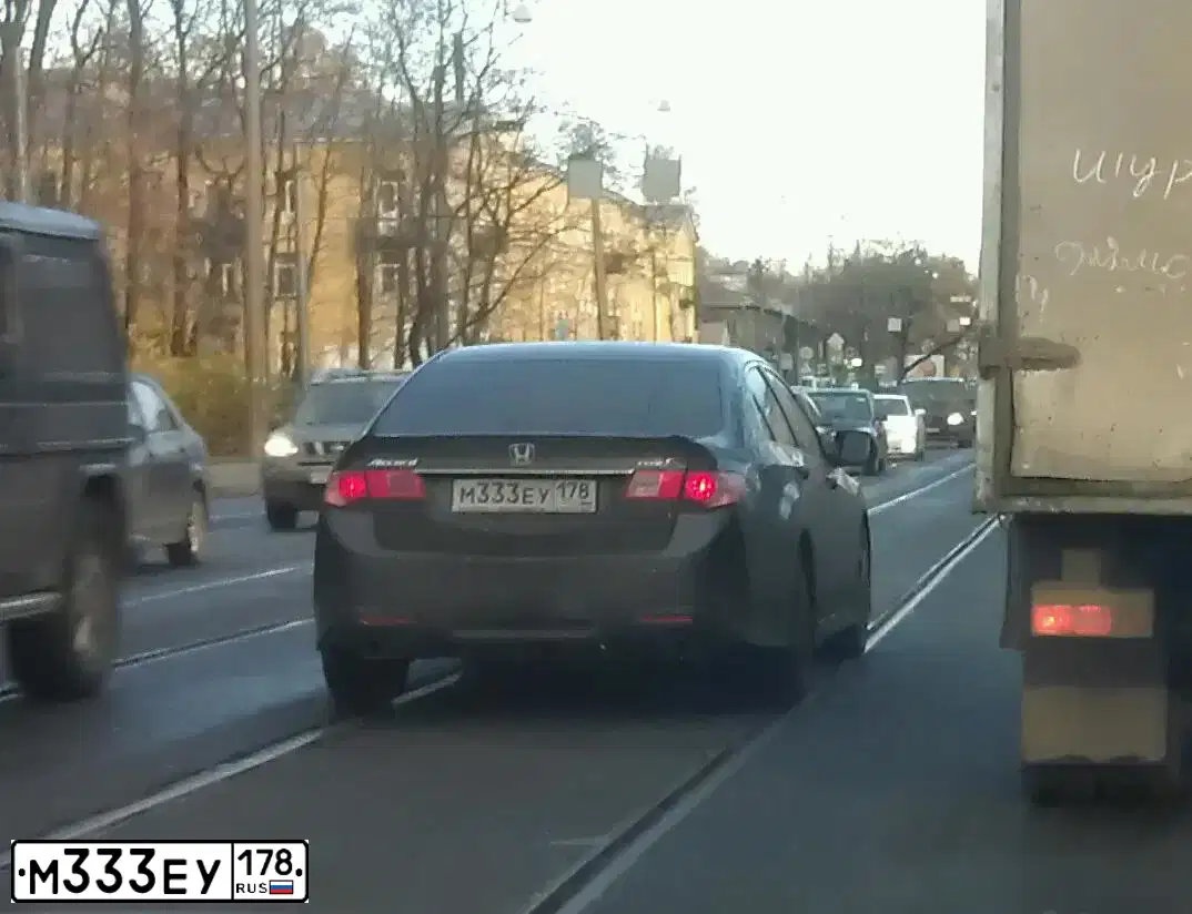 Фото автомобиля HONDA ACCORD, 2012 — госномер М333ЕУ178. Цвет: СЕРЫЙ