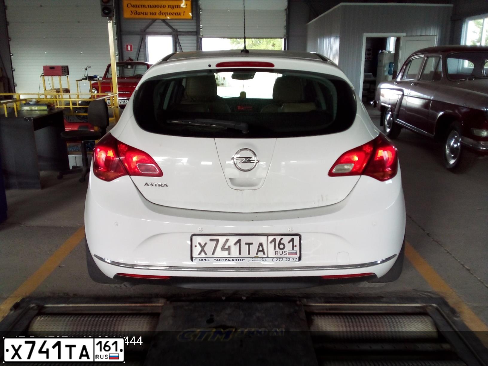 Фото автомобиля OPEL ASTRA, 2014 — госномер Х741ТА161. Цвет: БЕЛЫЙ