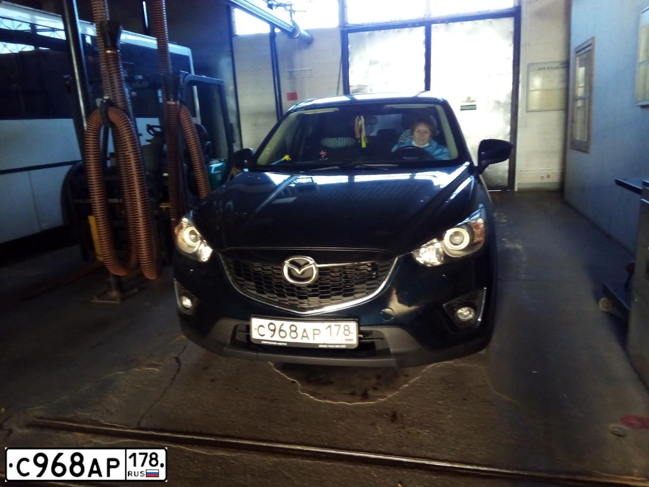 Фото автомобиля MAZDA CX-5, 2014 — госномер С968АР178. Цвет: СИНИЙ