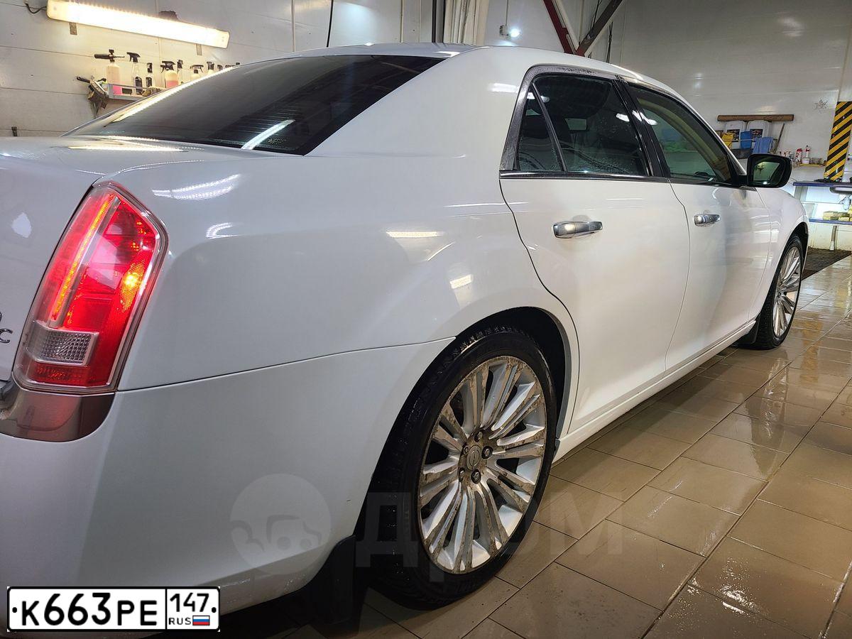 Фото автомобиля CHRYSLER SERIE 300, 2012 — госномер К663РЕ147. Цвет: Белый