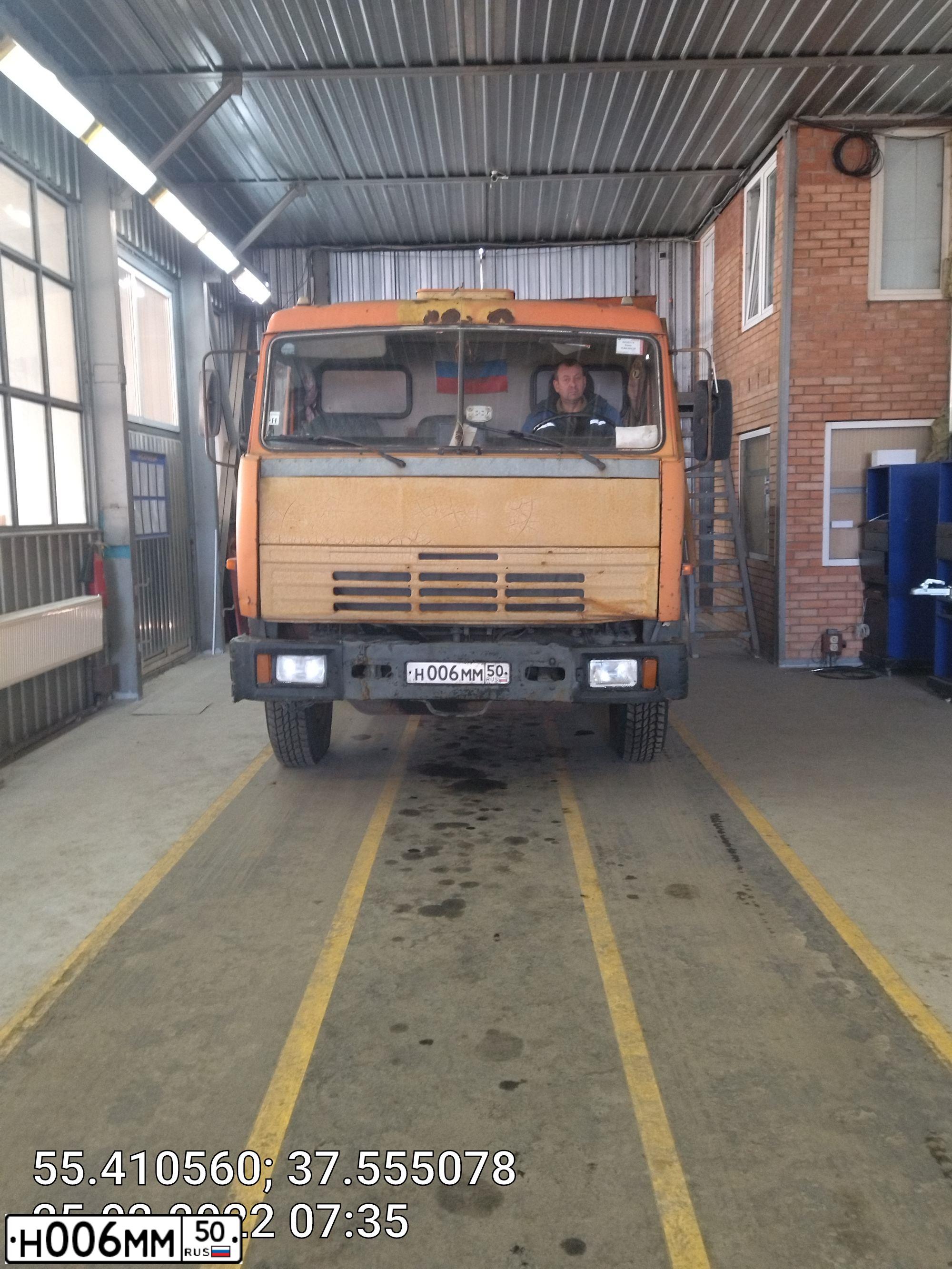 Фото автомобиля KAMAZ 55111 /6X4/, 2004 — госномер Н006ММ50. Цвет: Оранжевый