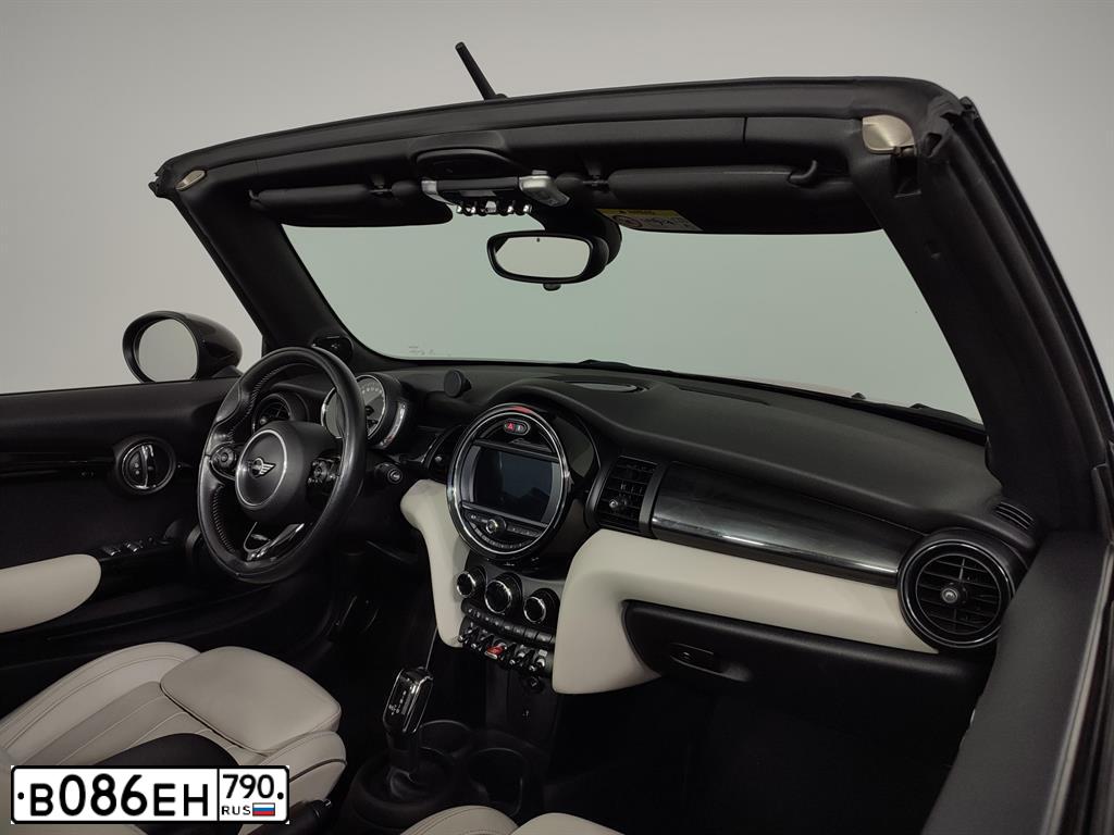 Фото автомобиля MINI MINI, 2018 — госномер В086ЕН790. Цвет: Оранжевый