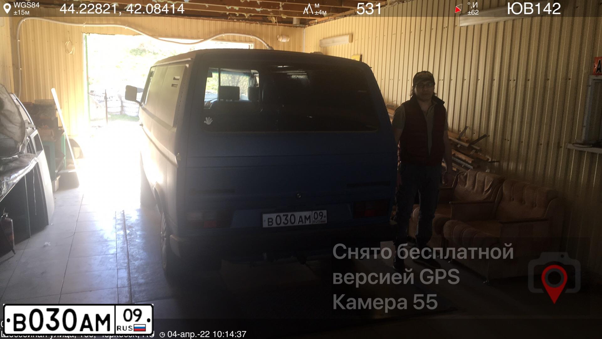 Фото автомобиля VOLKSWAGEN TRANSPORTER, 1987 — госномер В030АМ09. Цвет: СИНИЙ