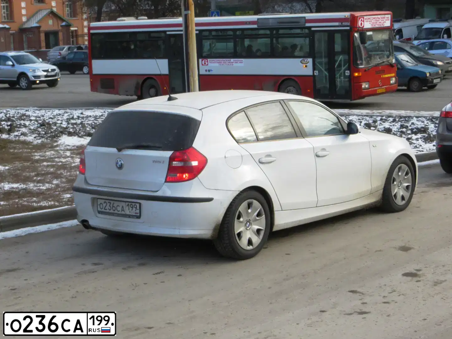 Фото автомобиля BMW 116I, 2009 — госномер М414НЕ164. Цвет: Белый