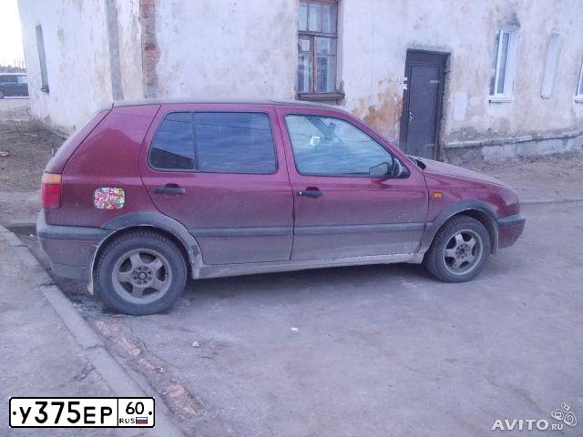 Фото автомобиля VOLKSWAGEN GOLF, 1991 — госномер У375ЕР60. Цвет: ВИШНЕВЫЙ