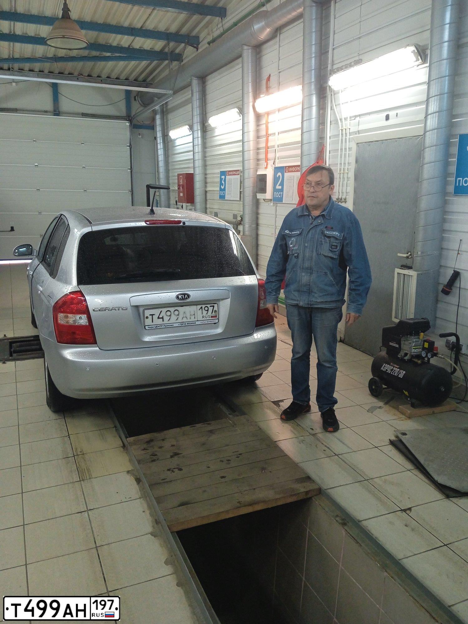 Фото автомобиля KIA CERATO, 2006 — госномер М283ХЕ198. Цвет: Серебристый