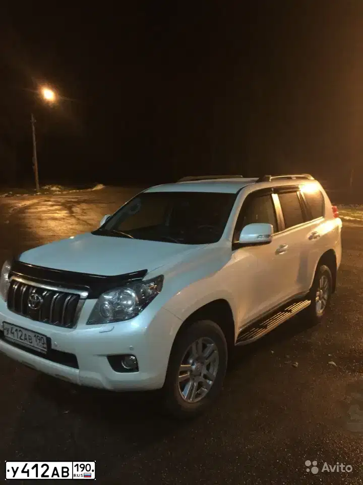 Фото автомобиля TOYOTA LANDCRUISER, 2013 — госномер У412АВ190. Цвет: БЕЛЫЙ ПЕРЛАМУТР