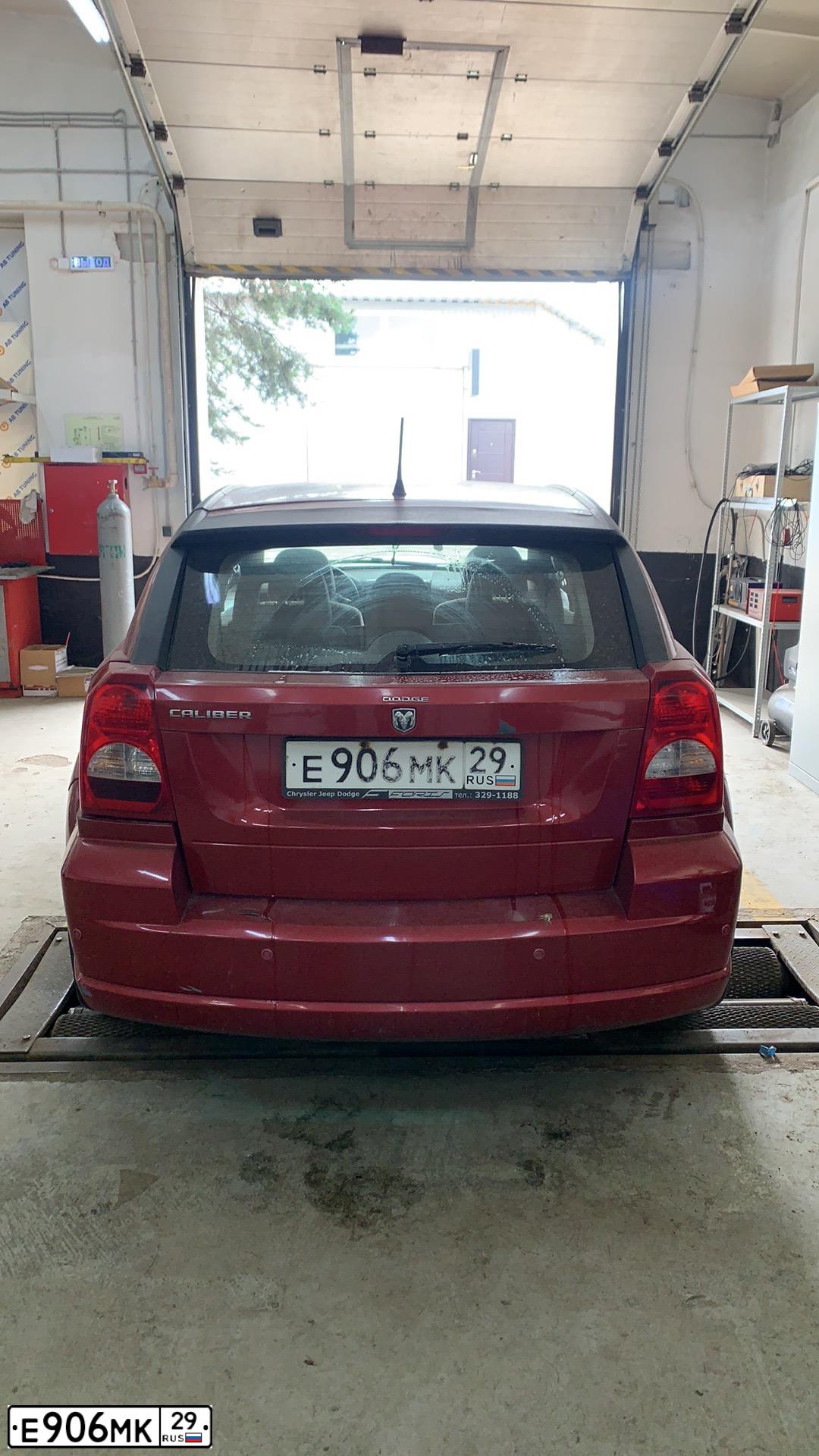 Фото автомобиля DODGE CALIBER, 2007 — госномер В335ХН147. Цвет: КРАСНЫЙ