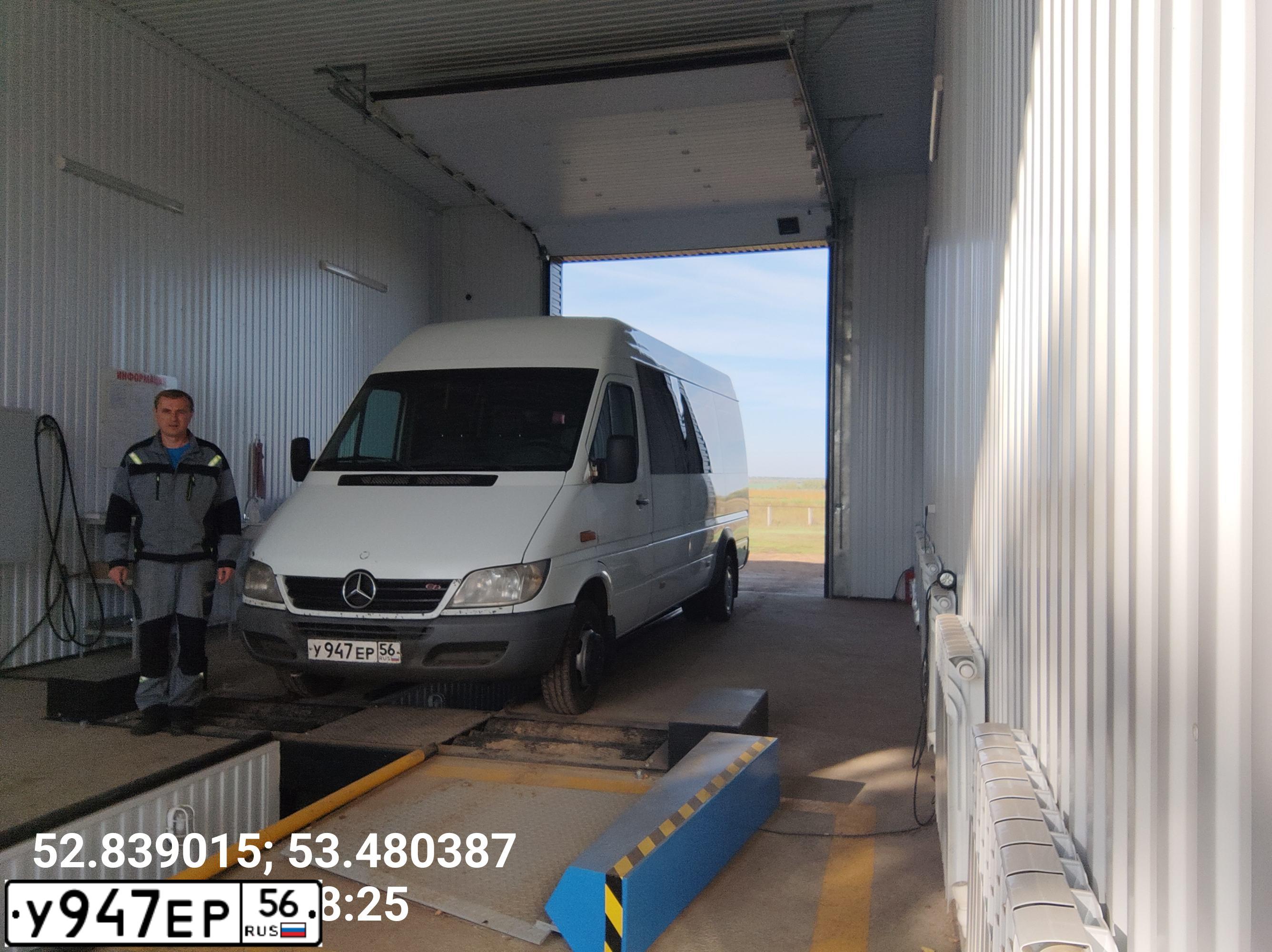 Фото автомобиля MERCEDES SPRINTER, 2015 — госномер У947ЕР56. Цвет: БЕЛЫЙ