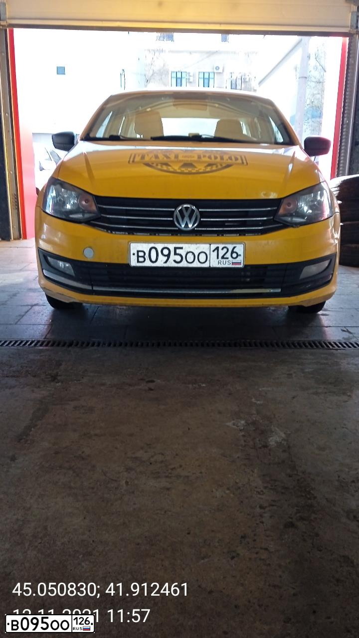 Фото автомобиля VOLKSWAGEN POLO, 2017 — госномер В095ОО126. Цвет: ЖЁЛТЫЙ