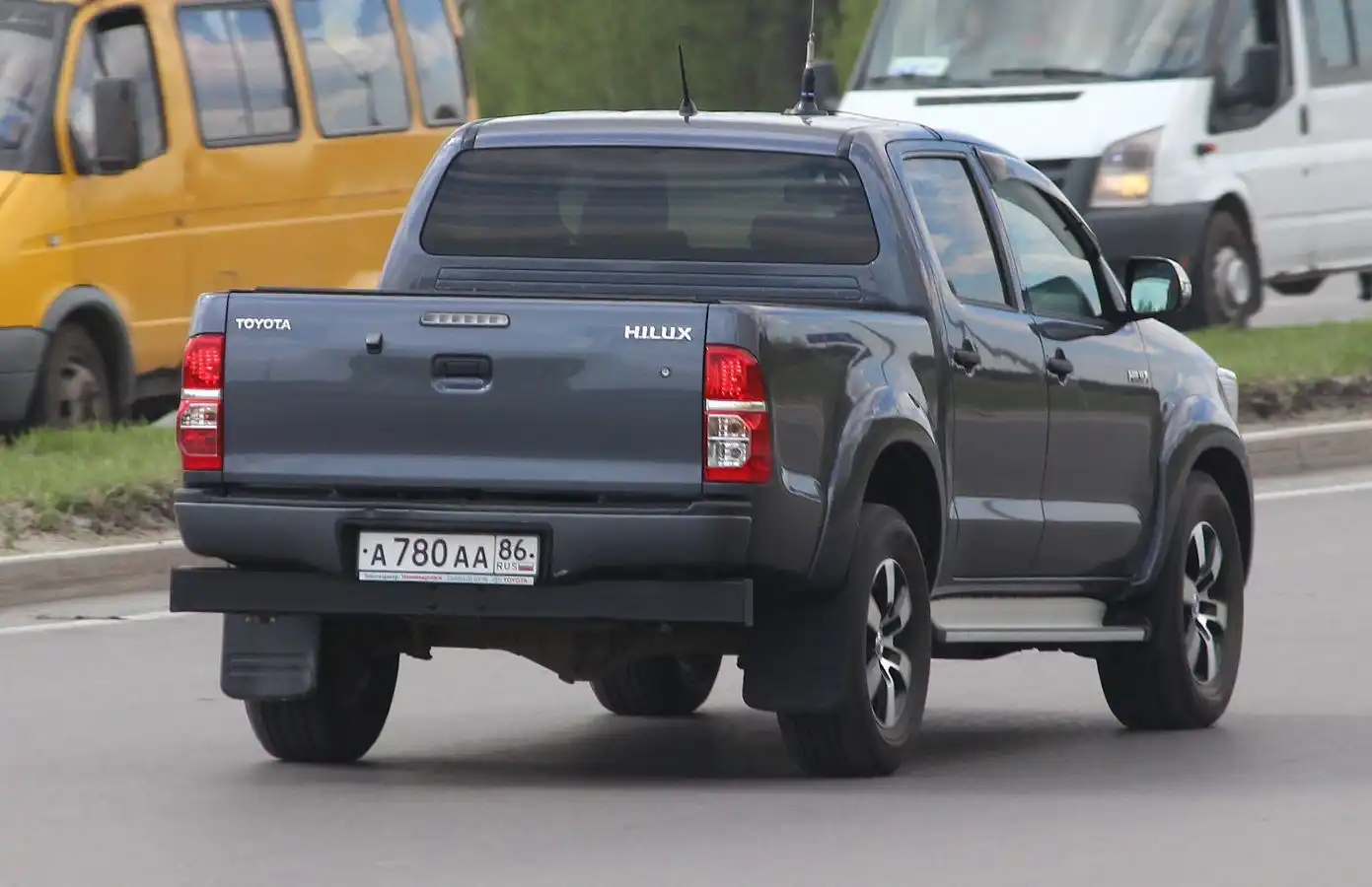 Фото автомобиля TOYOTA HILUX, 2013 — госномер А780АА86. Цвет: ТЕМНО-СЕРЫЙ