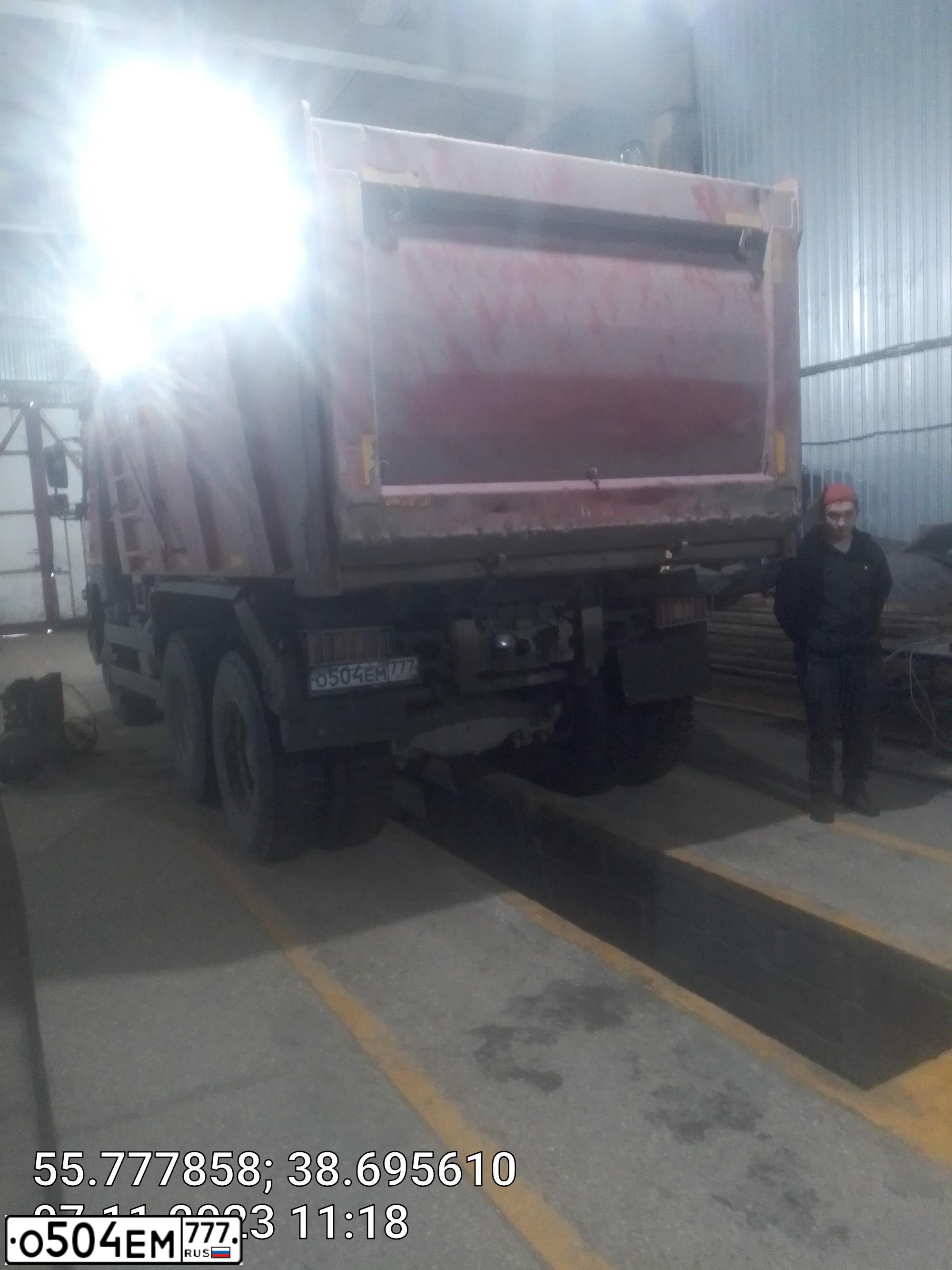 Фото автомобиля VOLVO SERIE FM /6X4/, 2014 — госномер О504ЕМ777. Цвет: Красный