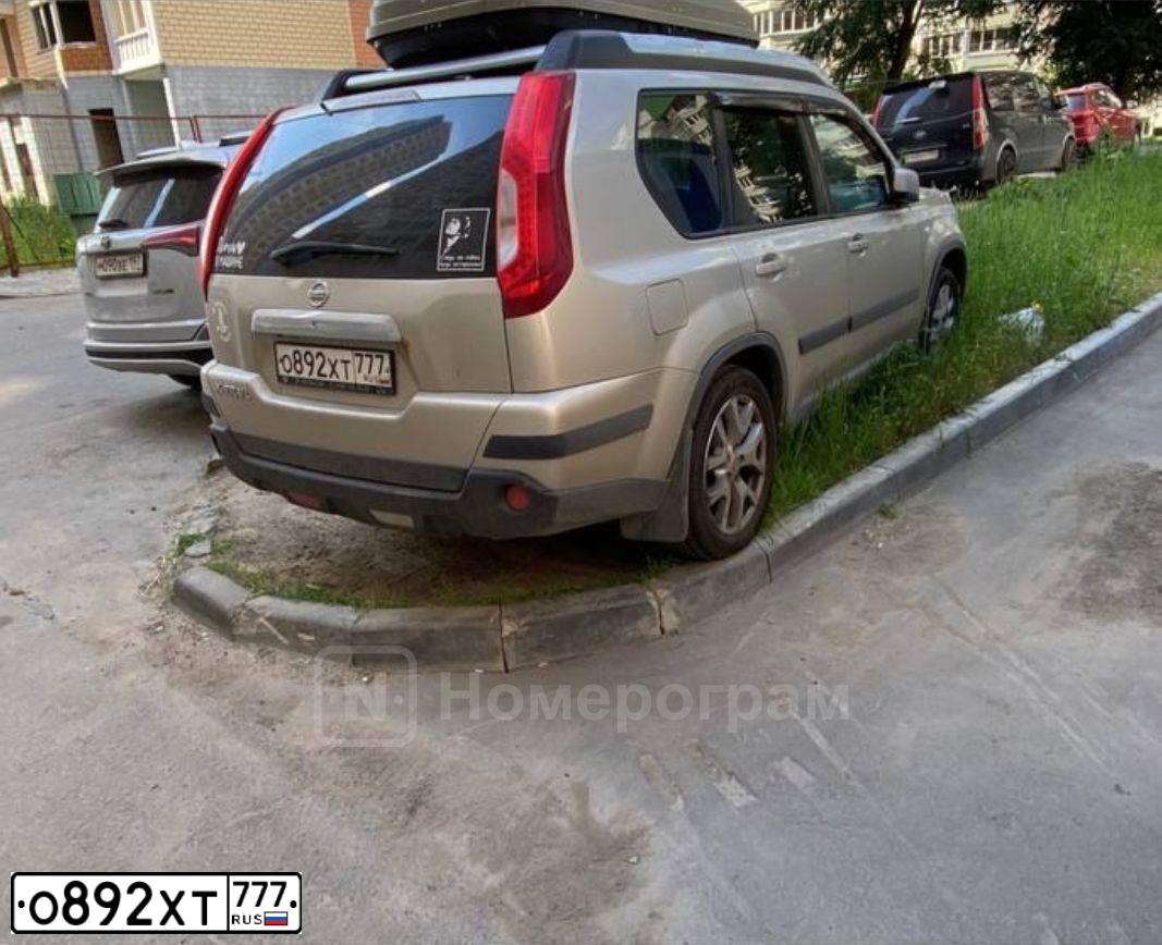 Фото автомобиля NISSAN X-TRAIL, 2011 — госномер О892ХТ777. Цвет: Серый