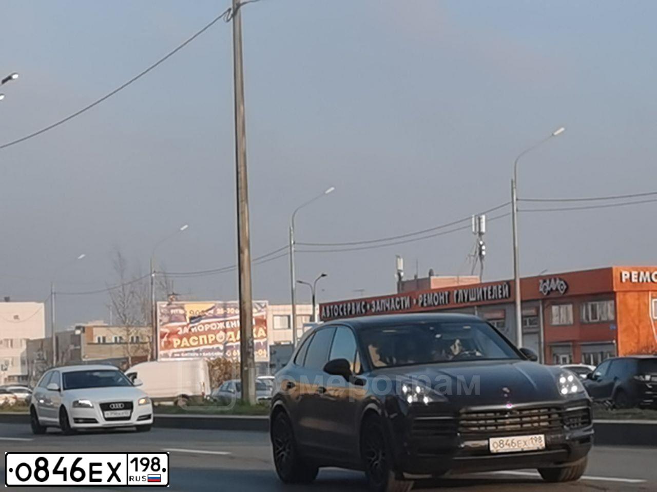 Фото автомобиля PORSCHE CAYENNE, 2020 — госномер О846ЕХ198. Цвет: ЧЕРНЫЙ