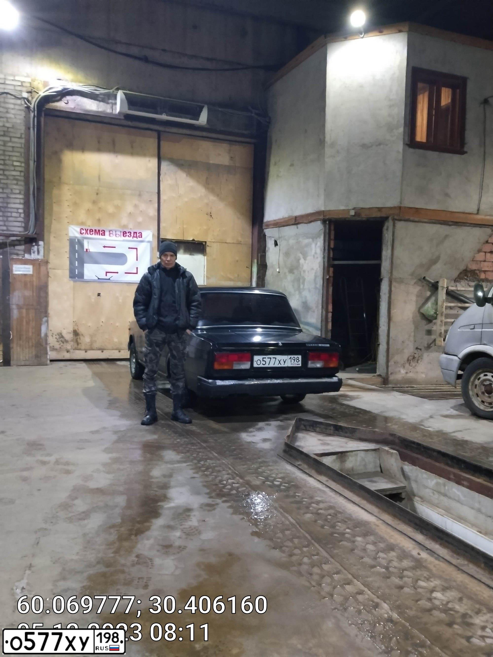 Фото автомобиля LADA 2107, 2010 — госномер О577ХУ198. Цвет: СИНЕ-ЧЕРНЫЙ