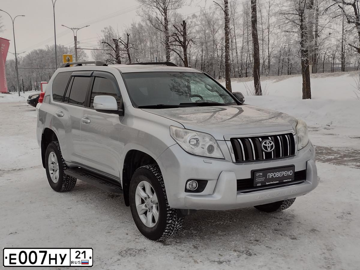 Фото автомобиля TOYOTA LANDCRUISER, 2012 — госномер Е007НУ21. Цвет: Серебристый