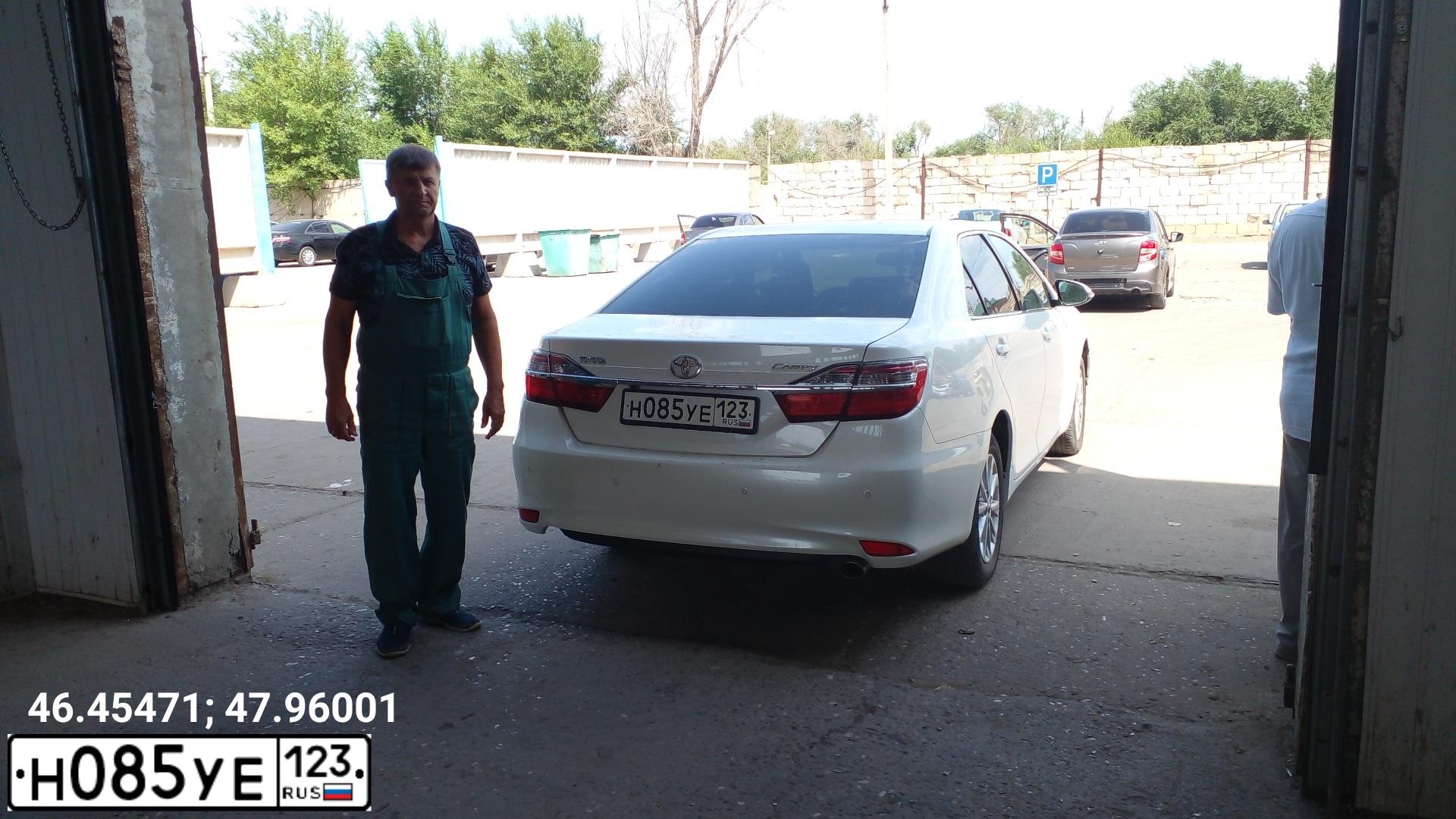 Фото автомобиля TOYOTA CAMRY, 2015 — госномер Н085УЕ123. Цвет: БЕЛЫЙ ПЕРЛАМУТР