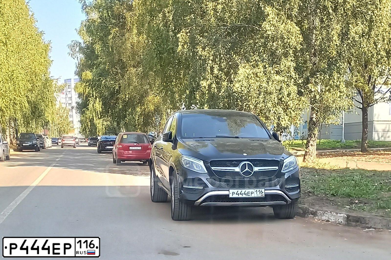 Фото автомобиля MERCEDES GLE-KLASSE, 2015 — госномер Р444ЕР116. Цвет: ЧЕРНЫЙ