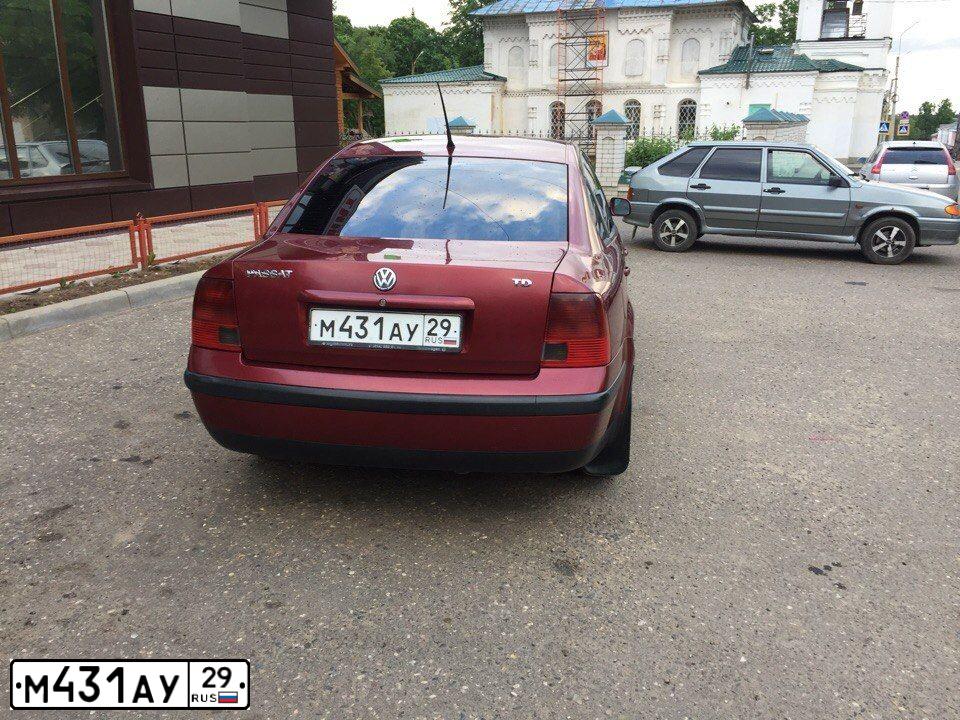 Фото автомобиля VOLKSWAGEN PASSAT, 1997 — госномер М431АУ29. Цвет: ВИШНЕВЫЙ
