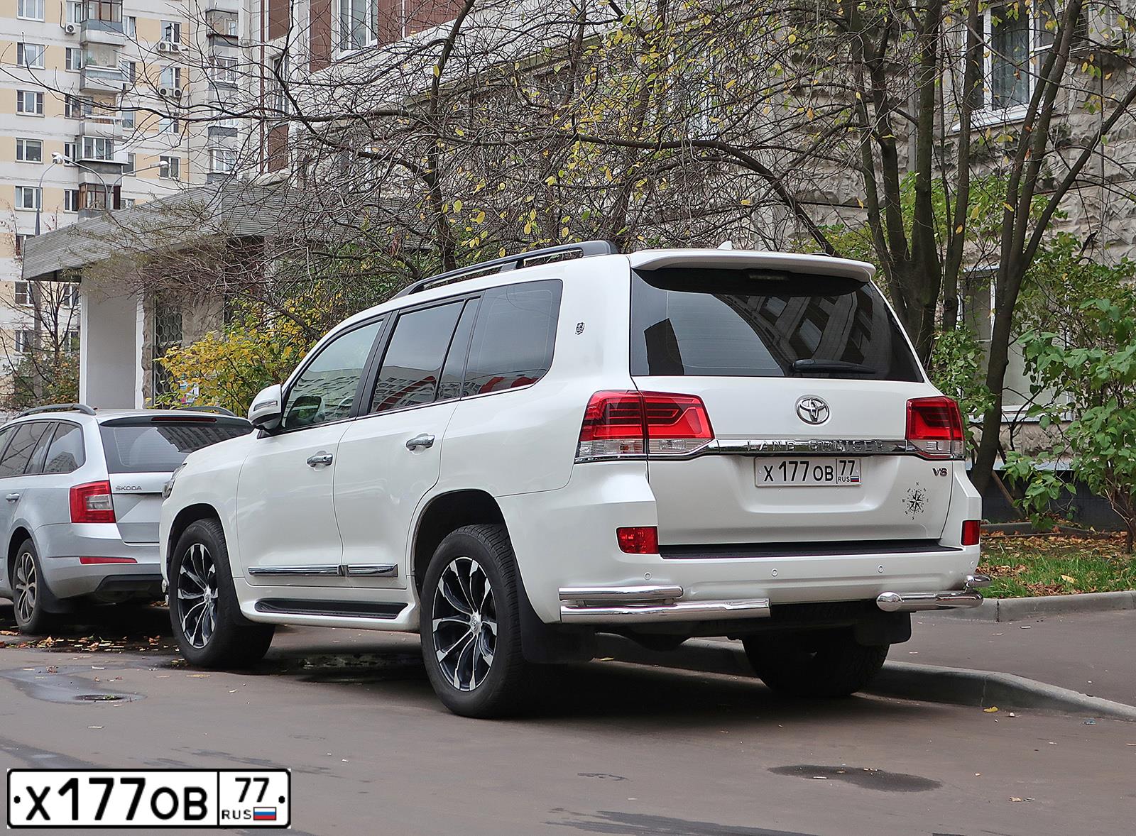 Фото автомобиля FORD EXPLORER, 2012 — госномер Т131СМ799. Цвет: платиново-белый