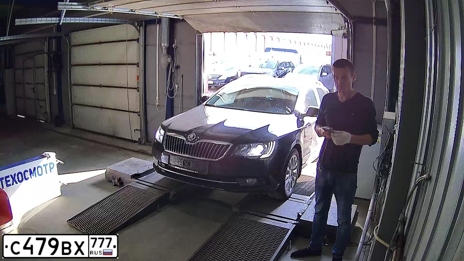 Фото автомобиля SKODA SUPERB, 2014 — госномер С635ВА198. Цвет: Коричневый