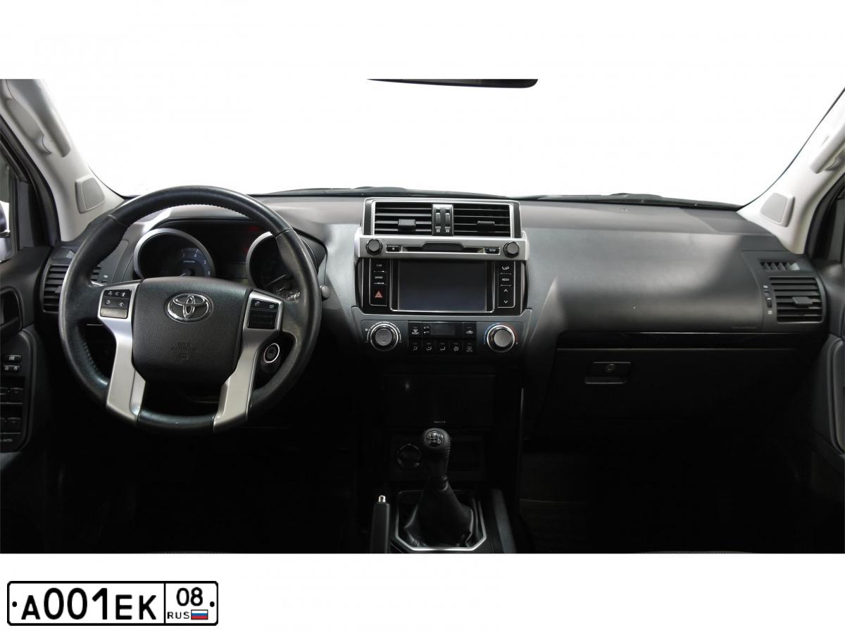 Фото автомобиля TOYOTA LANDCRUISER 200, 2011 — госномер Н360РР190. Цвет: ЧЕРНЫЙ