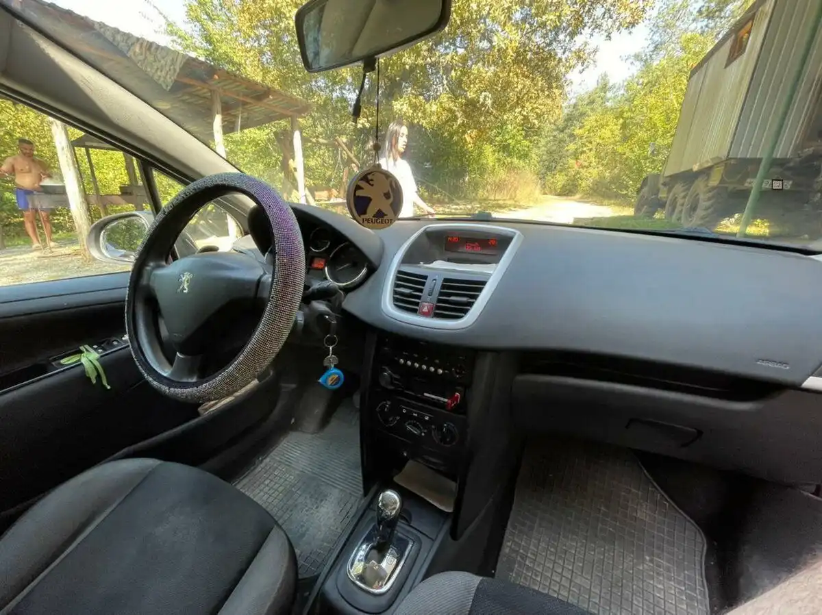 Фото автомобиля PEUGEOT 207, 2008 — госномер Н733МХ82. Цвет: ЯРКО-СИНИЙ