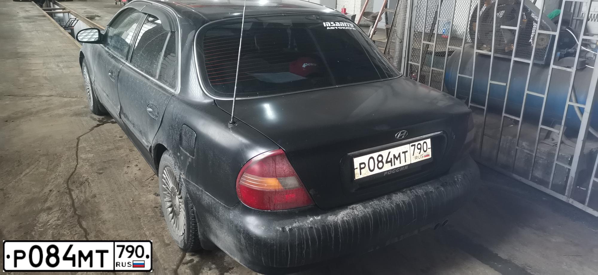 Фото автомобиля HYUNDAI SONATA, 1997 — госномер У617ВС550. Цвет: ЧЕРНЫЙ