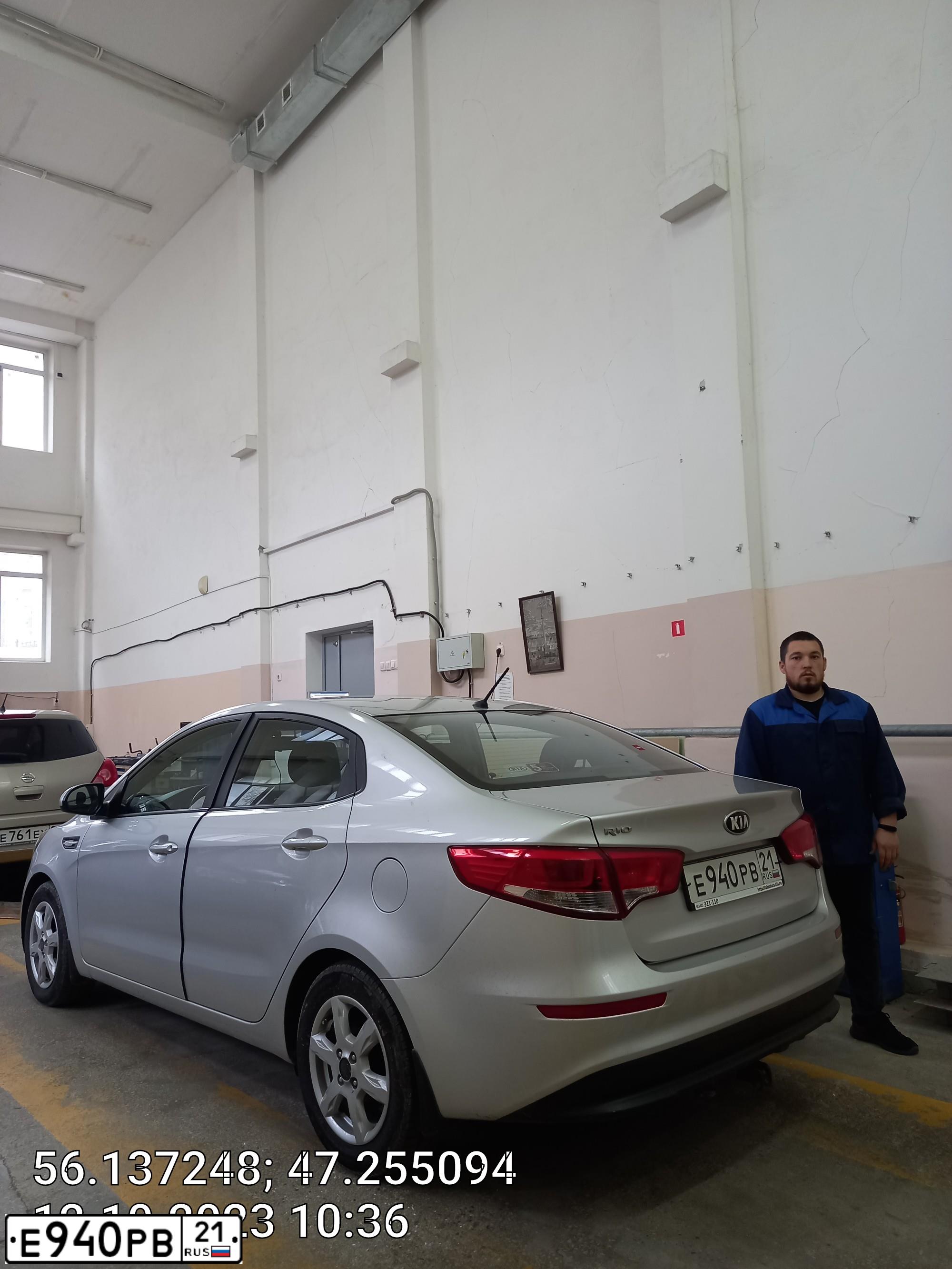 Фото автомобиля KIA RIO, 2016 — госномер Е940РВ21. Цвет: СЕРЕБРИСТЫЙ