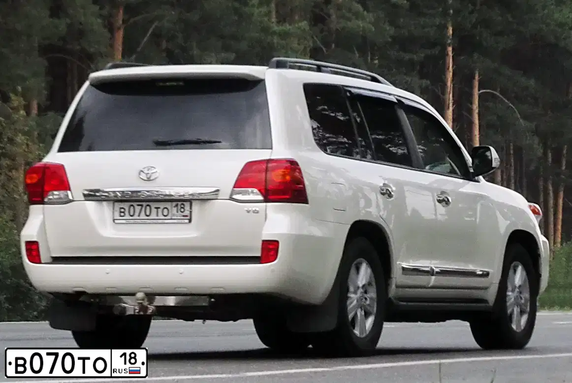 Фото автомобиля TOYOTA LANDCRUISER 200, 2012 — госномер В070ТО18. Цвет: БЕЛЫЙ