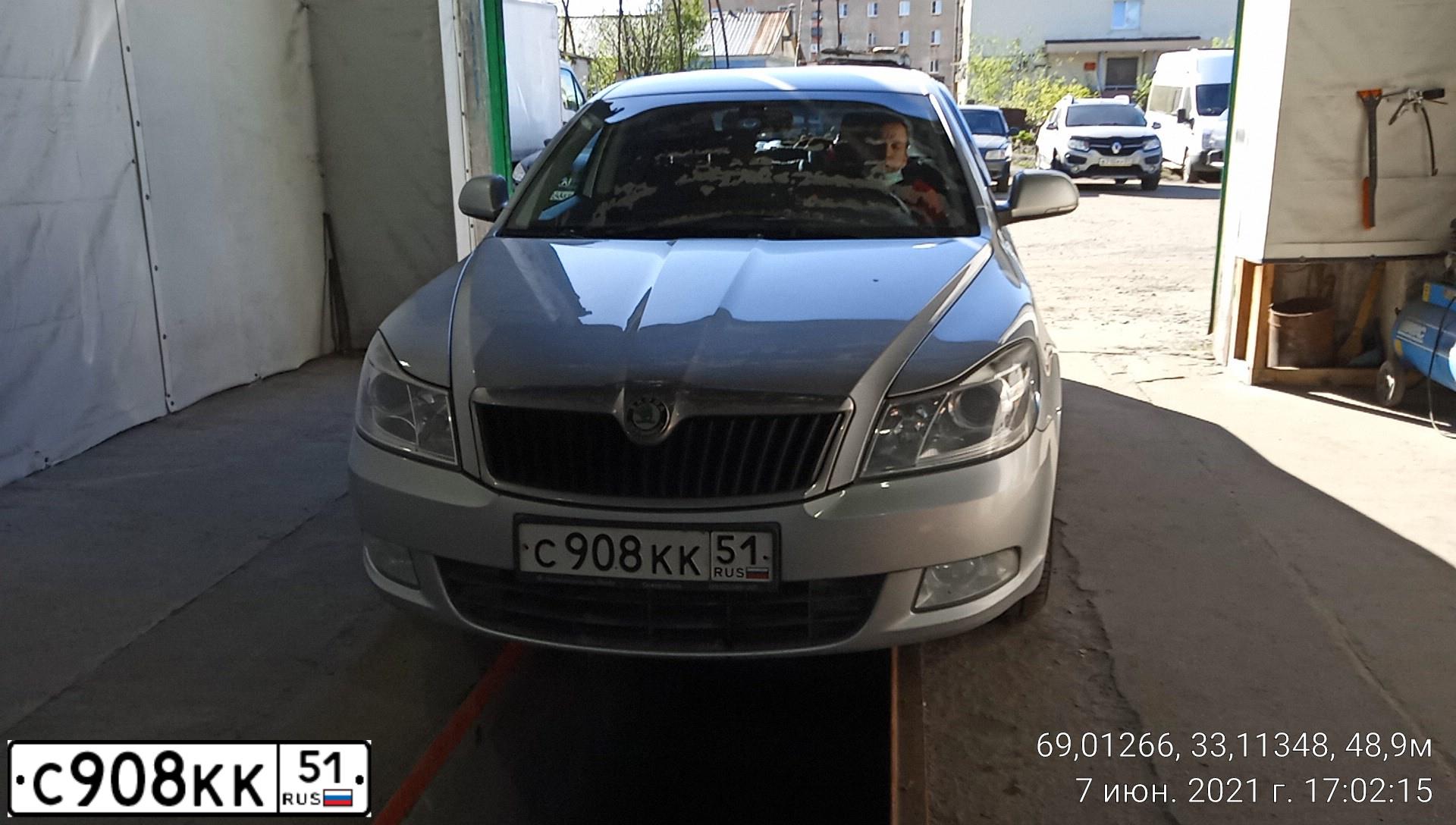 Фото автомобиля SKODA OCTAVIA, 2009 — госномер С908КК51. Цвет: СЕРЕБРИСТЫЙ