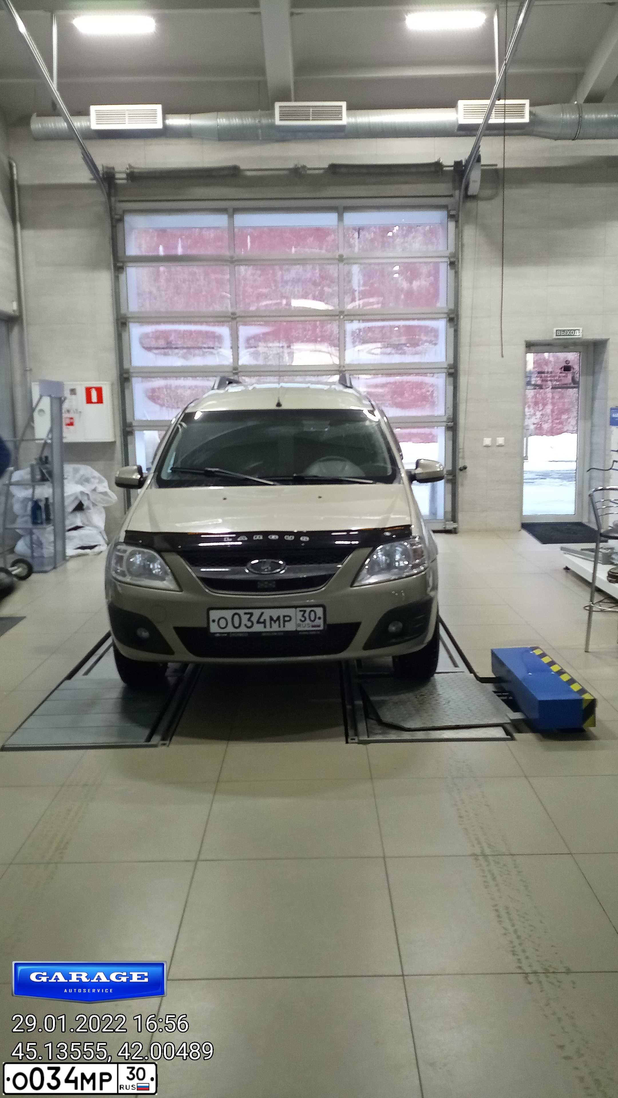 Фото автомобиля LADA LARGUS, 2018 — госномер М669АН126. Цвет: СЕРО-БЕЖЕВЫЙ