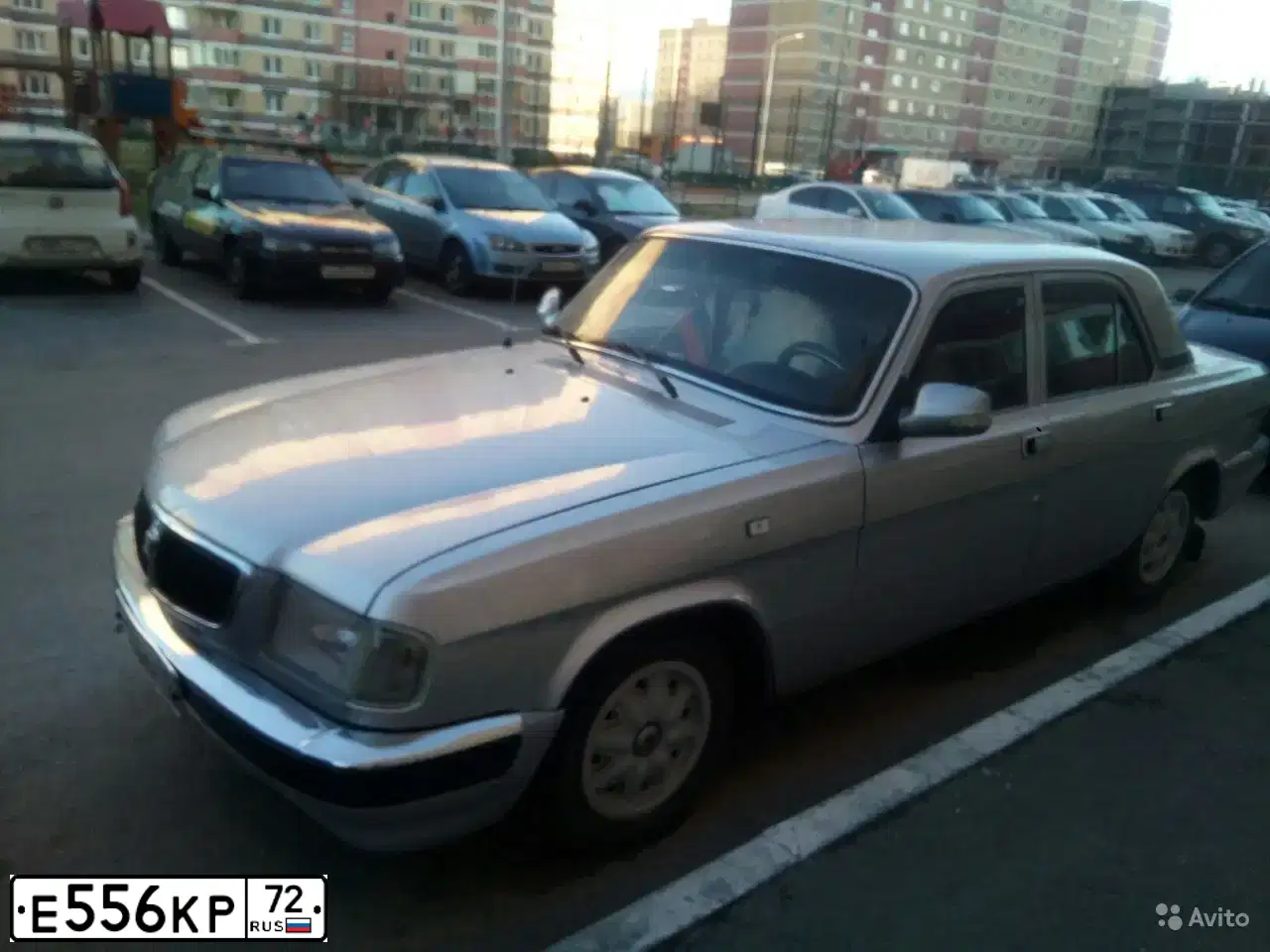 Фото автомобиля GAZ 3110 WOLGA, 2003 — госномер Е556КР72. Цвет: Серый