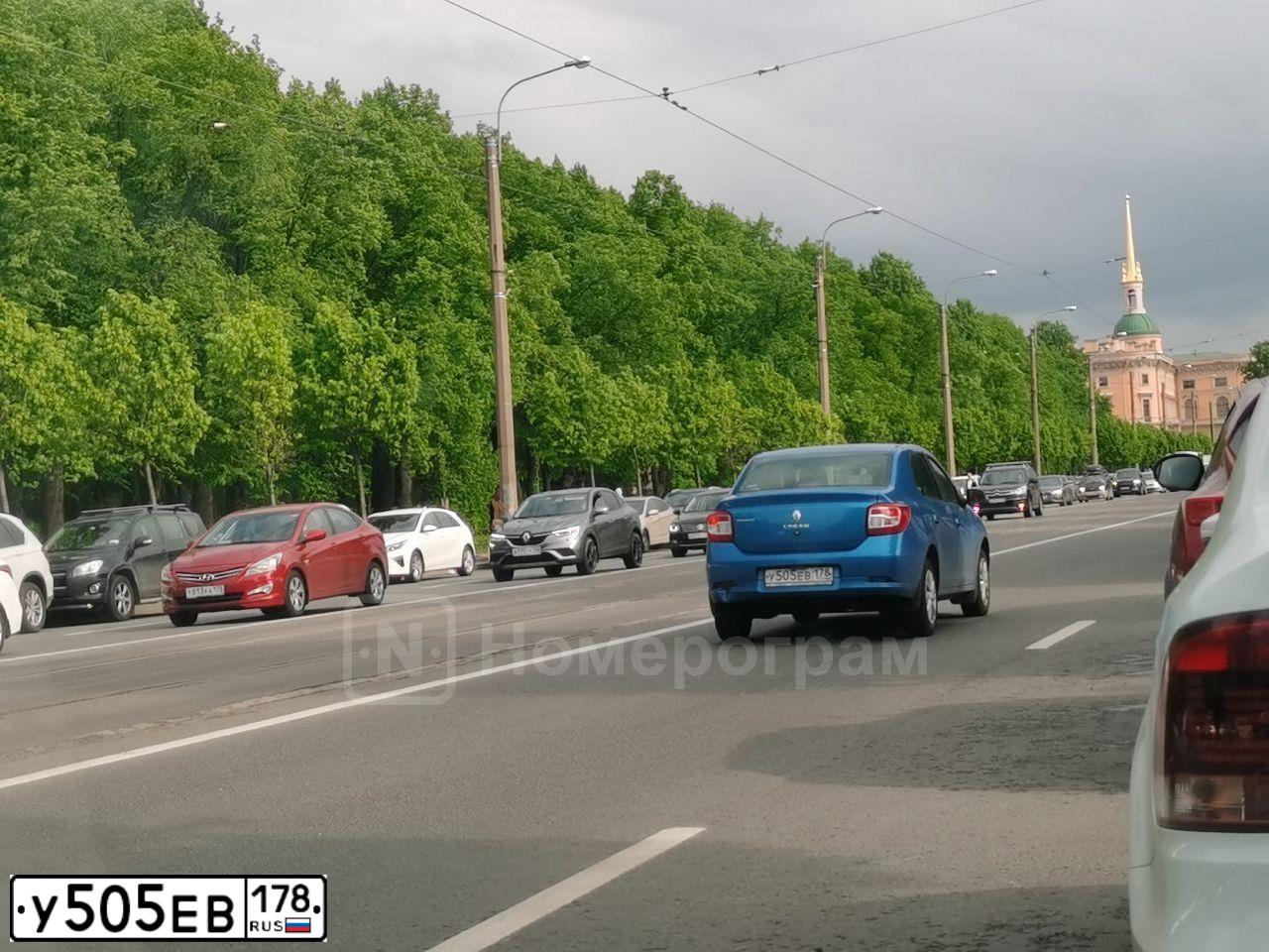 Фото автомобиля RENAULT LOGAN, 2015 — госномер У505ЕВ178. Цвет: СВЕТЛО-СИНИЙ