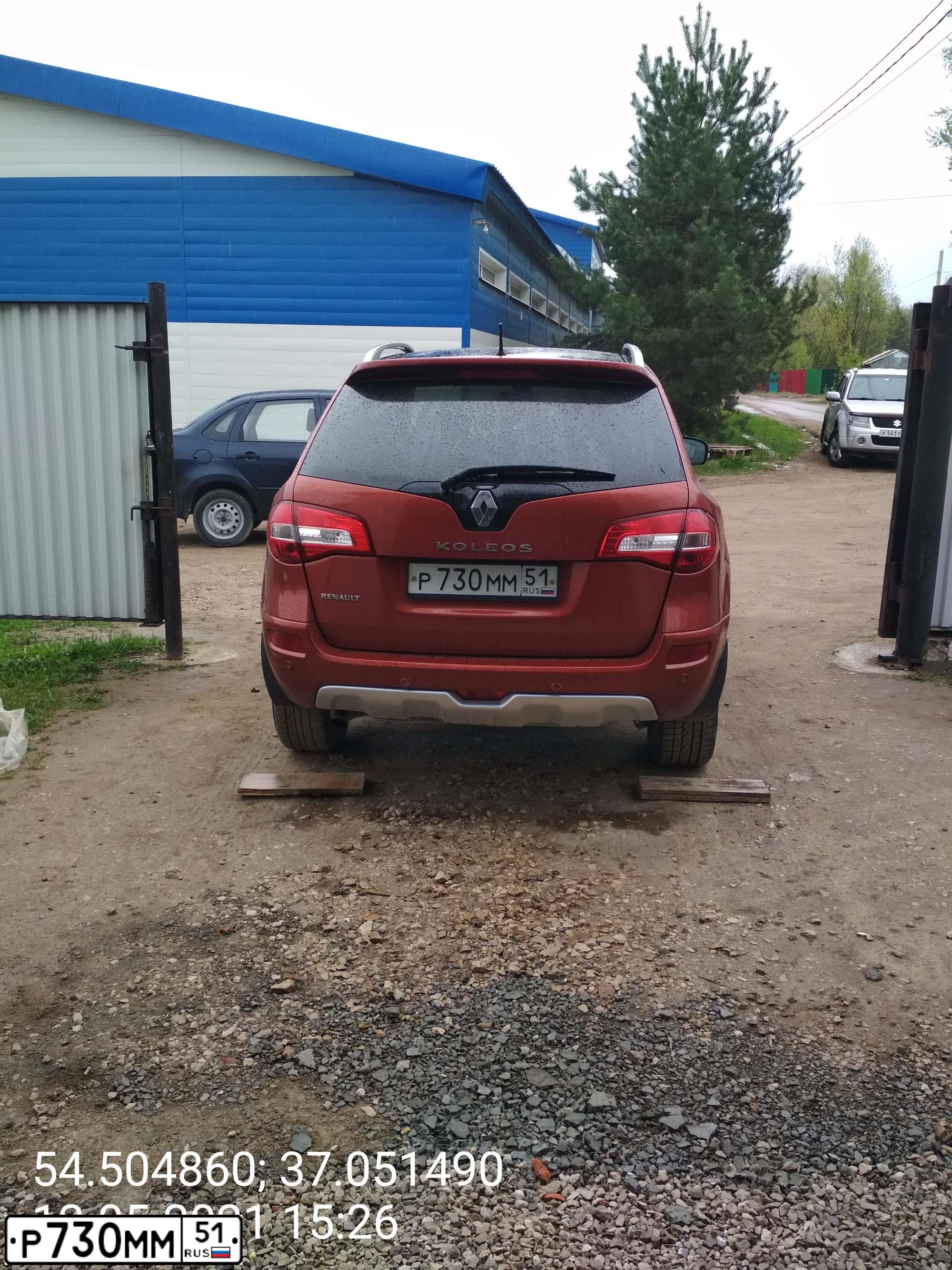 Фото автомобиля RENAULT KOLEOS, 2012 — госномер Р730ММ51. Цвет: ОРАНЖЕВЫЙ