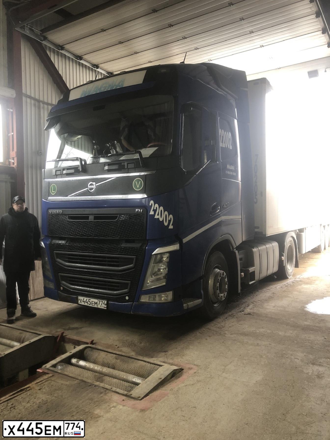 Фото автомобиля VOLVO FH, 2018 — госномер Е388АУ550. Цвет: синий