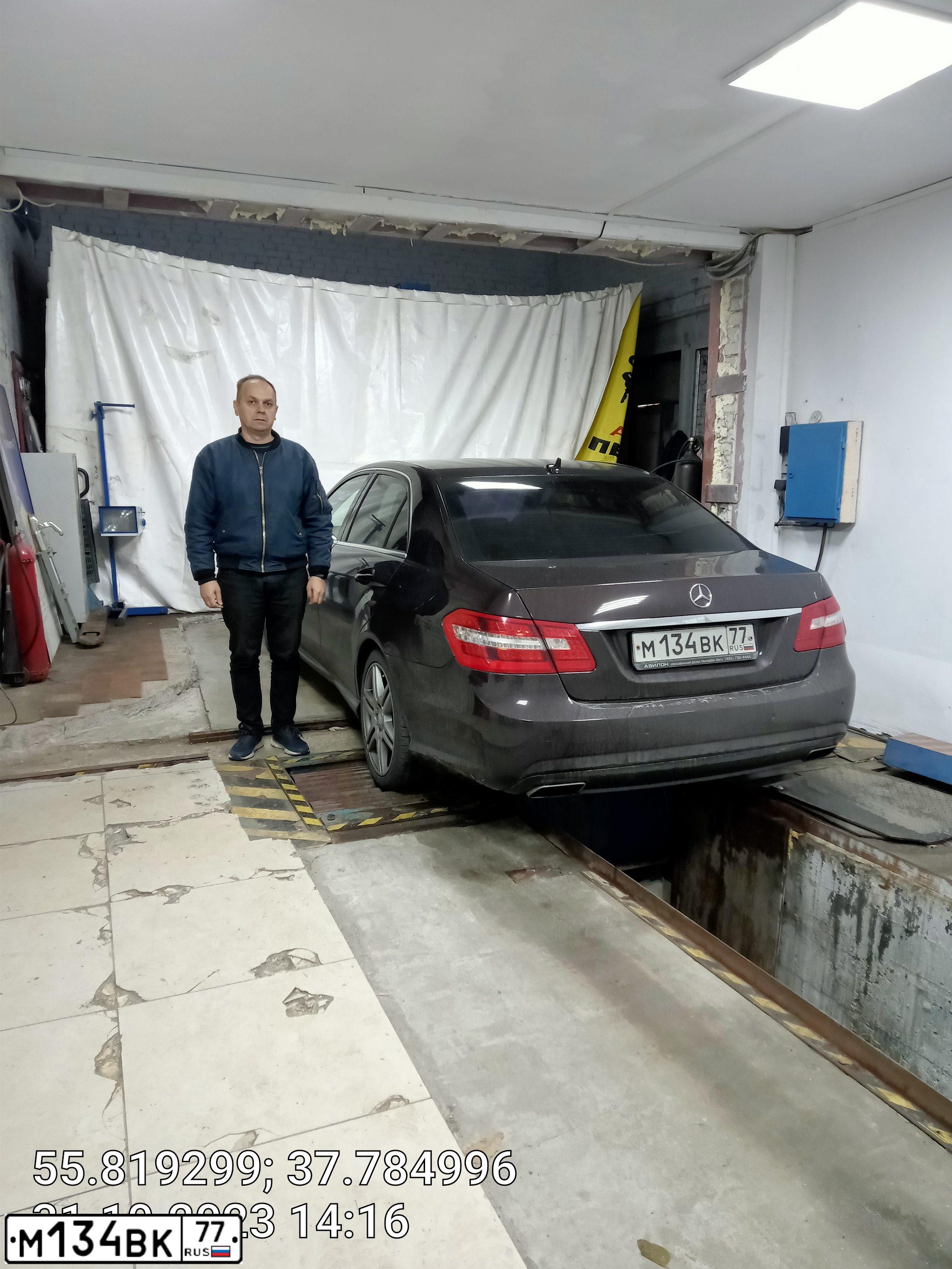Фото автомобиля MERCEDES E-KLASSE, 2012 — госномер М134ВК77. Цвет: Коричневый