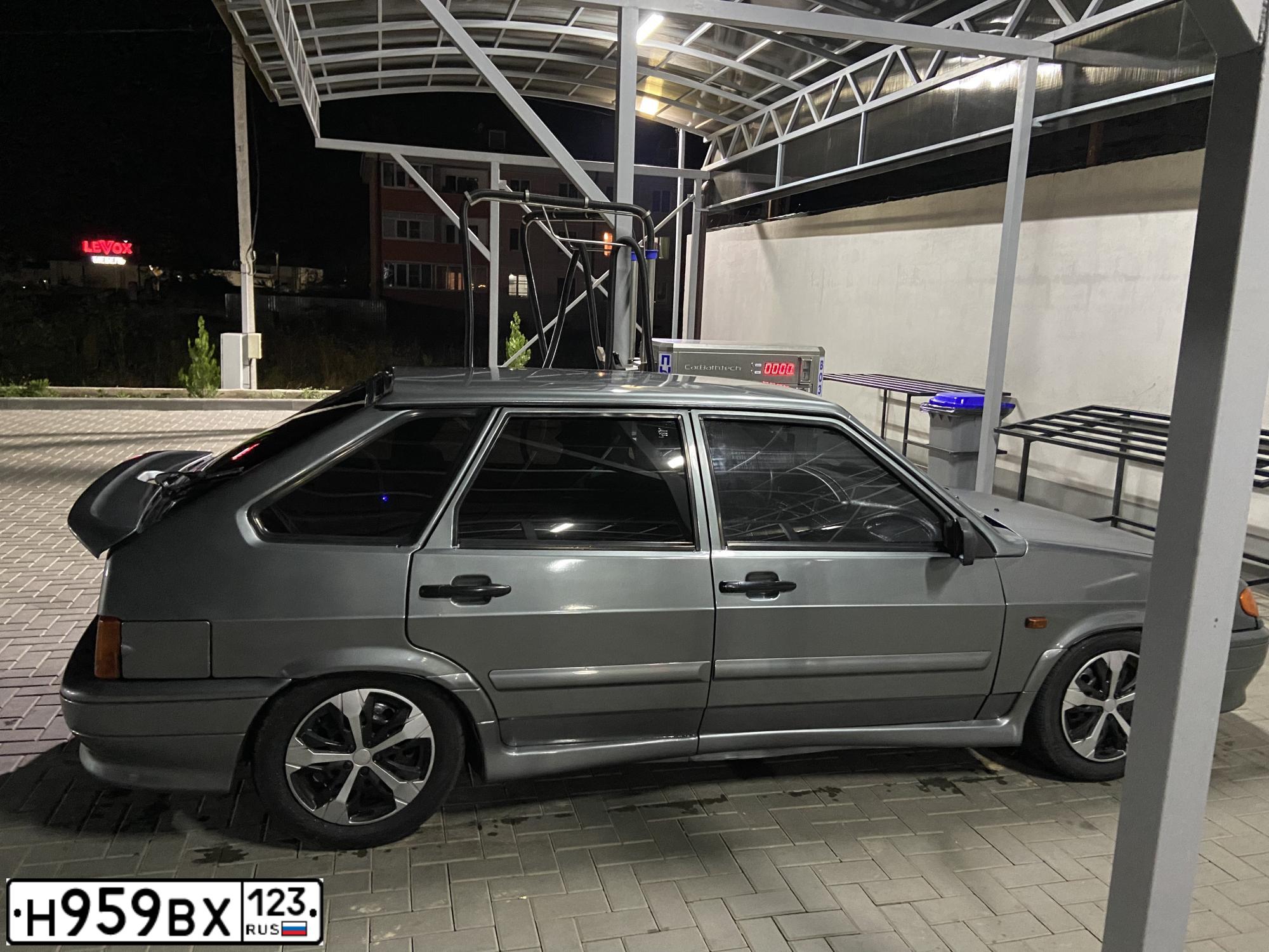 Фото автомобиля LADA 2114 SAMARA, 2005 — госномер В456УЕ01. Цвет: средний серо-зеленый металлик